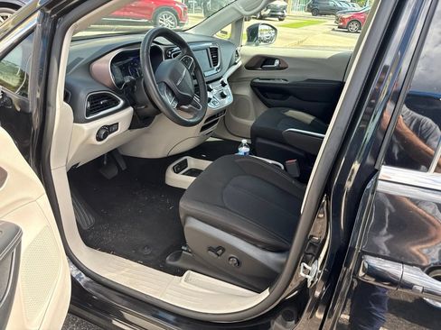 Used 2023 Chrysler Voyager LX FWD image 12
