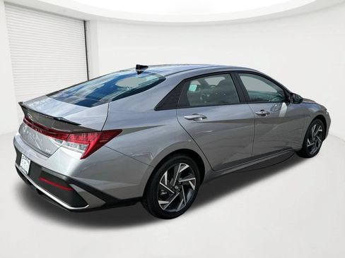 Certified 2025 Hyundai Elantra SEL FWD image 5