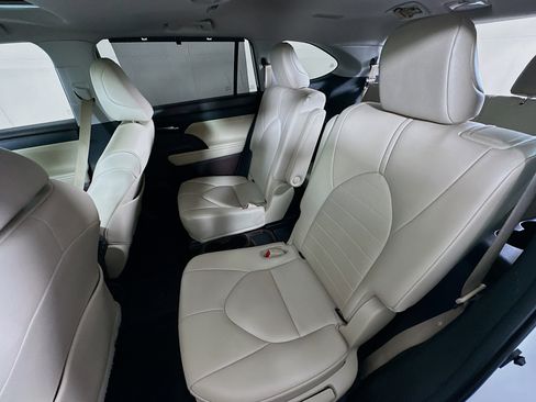 Used 2021 Toyota Highlander XLE image 27