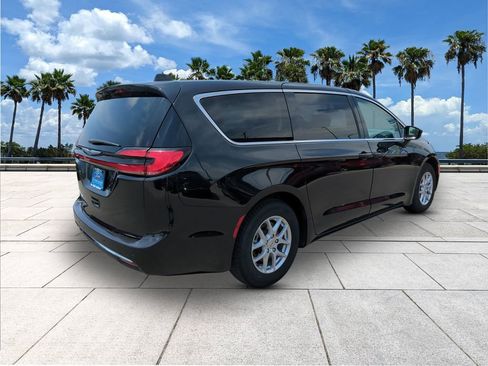 Used 2023 Chrysler Pacifica Touring-L FWD image 8