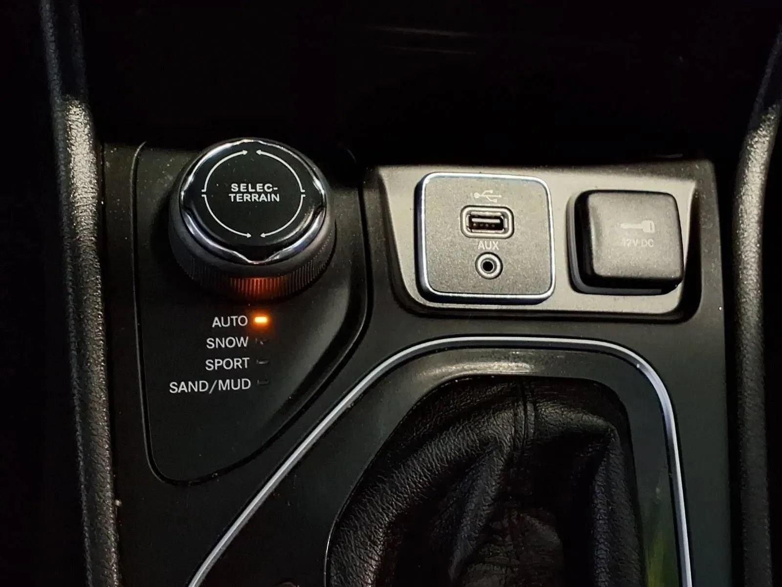 Used 2019 Jeep Cherokee Limited w/ Luxury Group AWD/4WD image 23