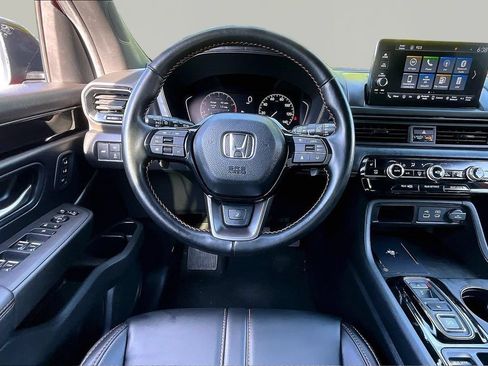 Used 2025 Honda Pilot TrailSport image 9