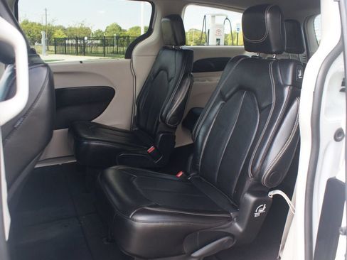 Used 2024 Chrysler Pacifica Touring-L FWD image 14