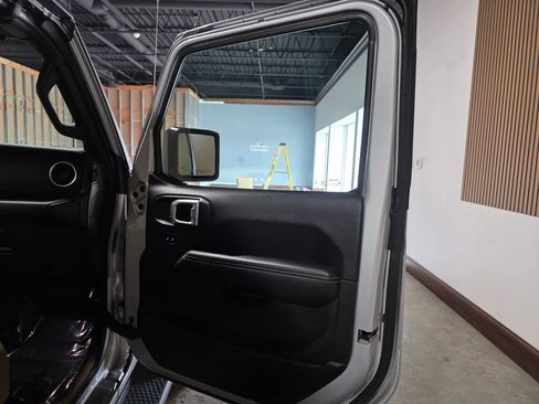 Used 2022 Jeep Wrangler Unlimited Sahara AWD/4WD image 19