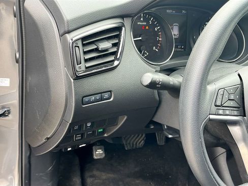 Used 2020 Nissan Rogue Sport S image 10