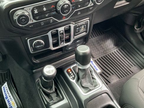 Used 2023 Jeep Gladiator Sport AWD/4WD image 12