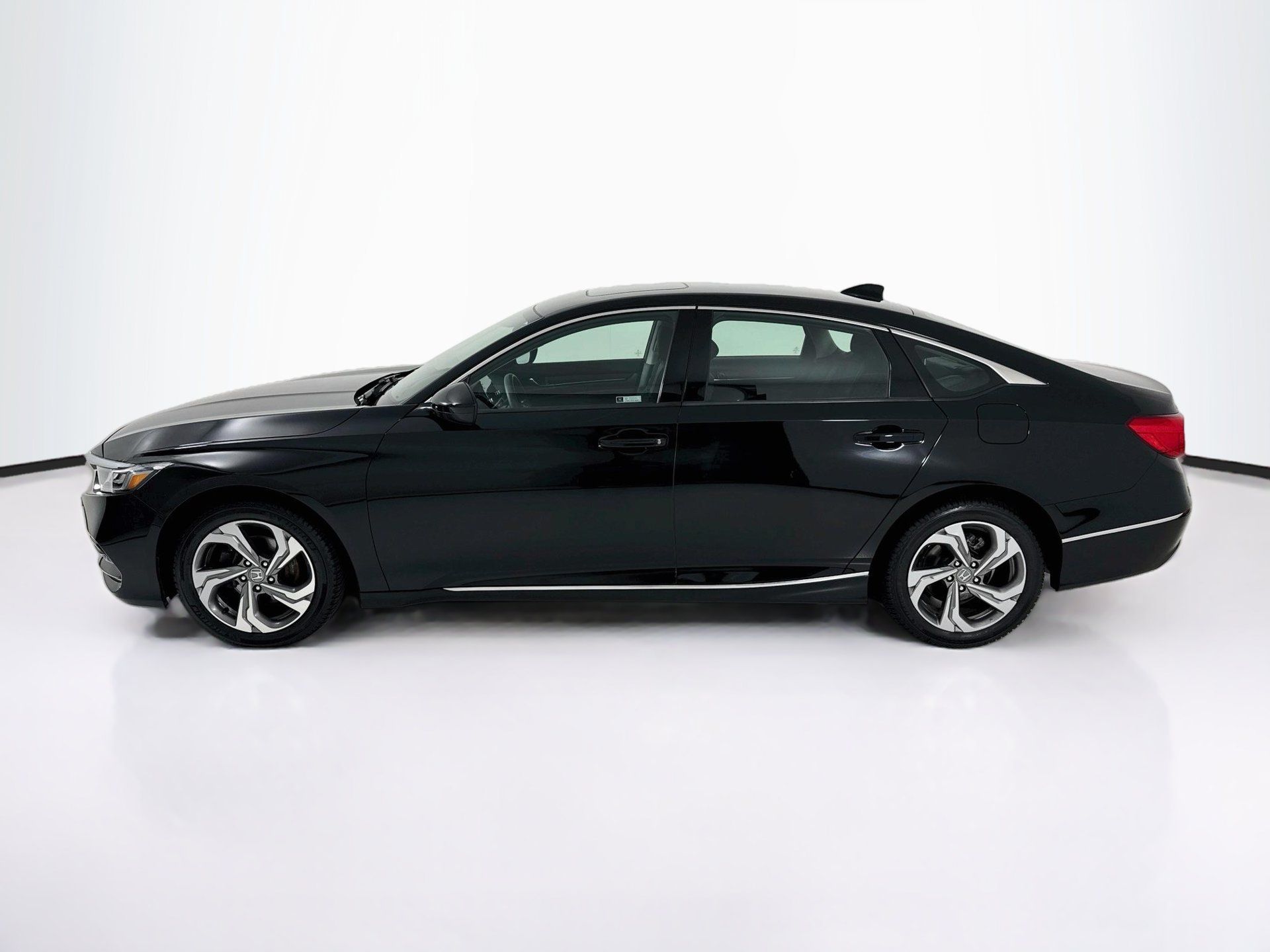 Used 2018 Honda Accord EX image 5