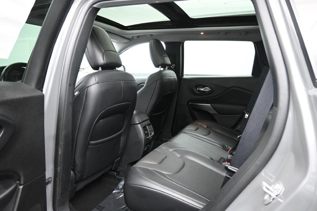 Used 2021 Jeep Cherokee Latitude Lux w/ Sun & Sound Group AWD/4WD image 27