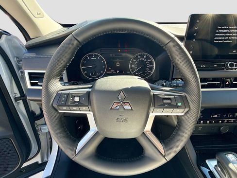 New 2026 Mitsubishi Outlander SE image 11