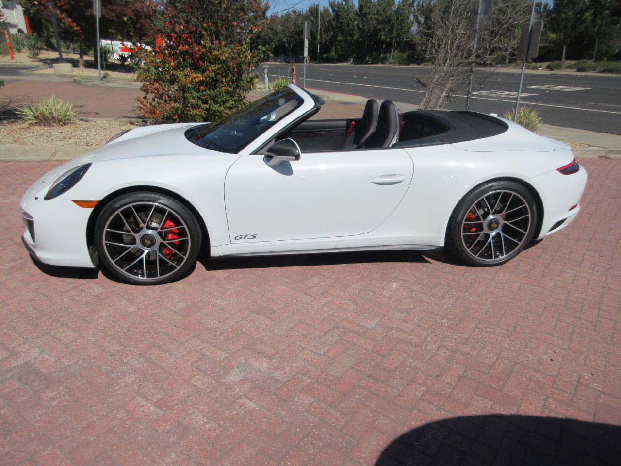 Used 2018 Porsche 911 Carrera GTS Cabriolet image 3