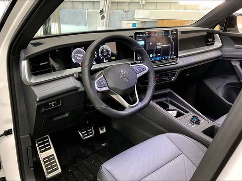 New 2026 Volkswagen Tiguan SE R-Line image 8