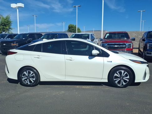 Used 2019 Toyota Prius Prime Premium image 3