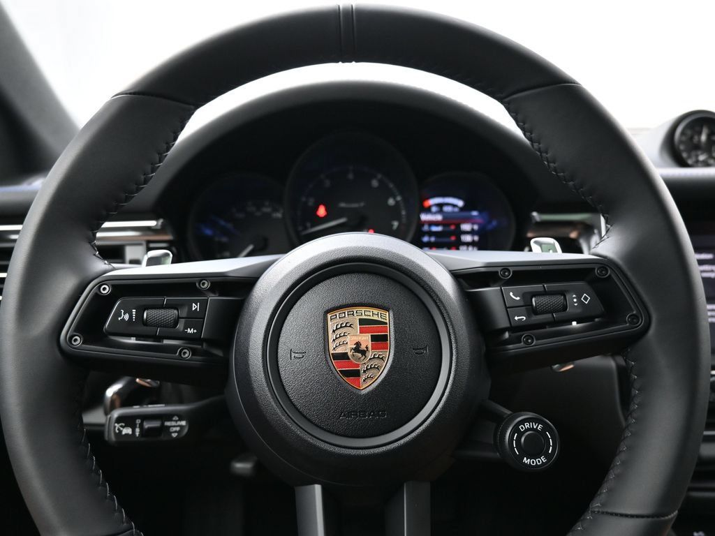 Certified 2025 Porsche Macan AWD/4WD image 8