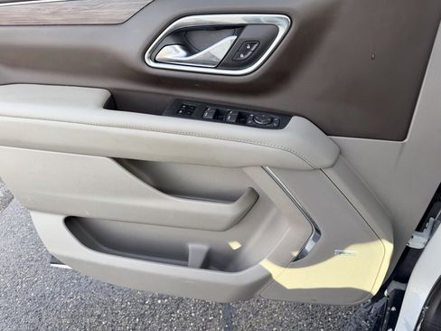 Used 2023 Chevrolet Suburban LT w/ Luxury Package image 22