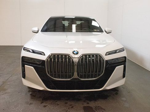 Certified 2023 BMW 760i xDrive w/ Luxury Rear Seating Package image 2