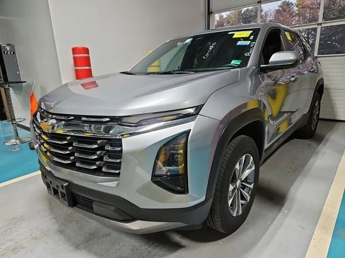 Used 2025 Chevrolet Equinox LT image 2