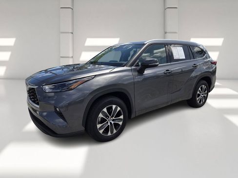 Used 2022 Toyota Highlander XLE FWD image 4