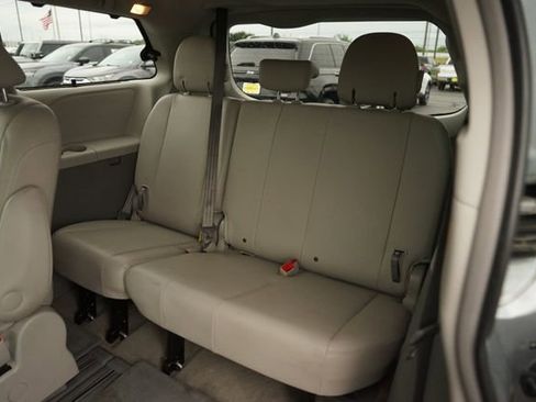 Used 2013 Toyota Sienna XLE w/ Entertainment Pkg FWD image 14