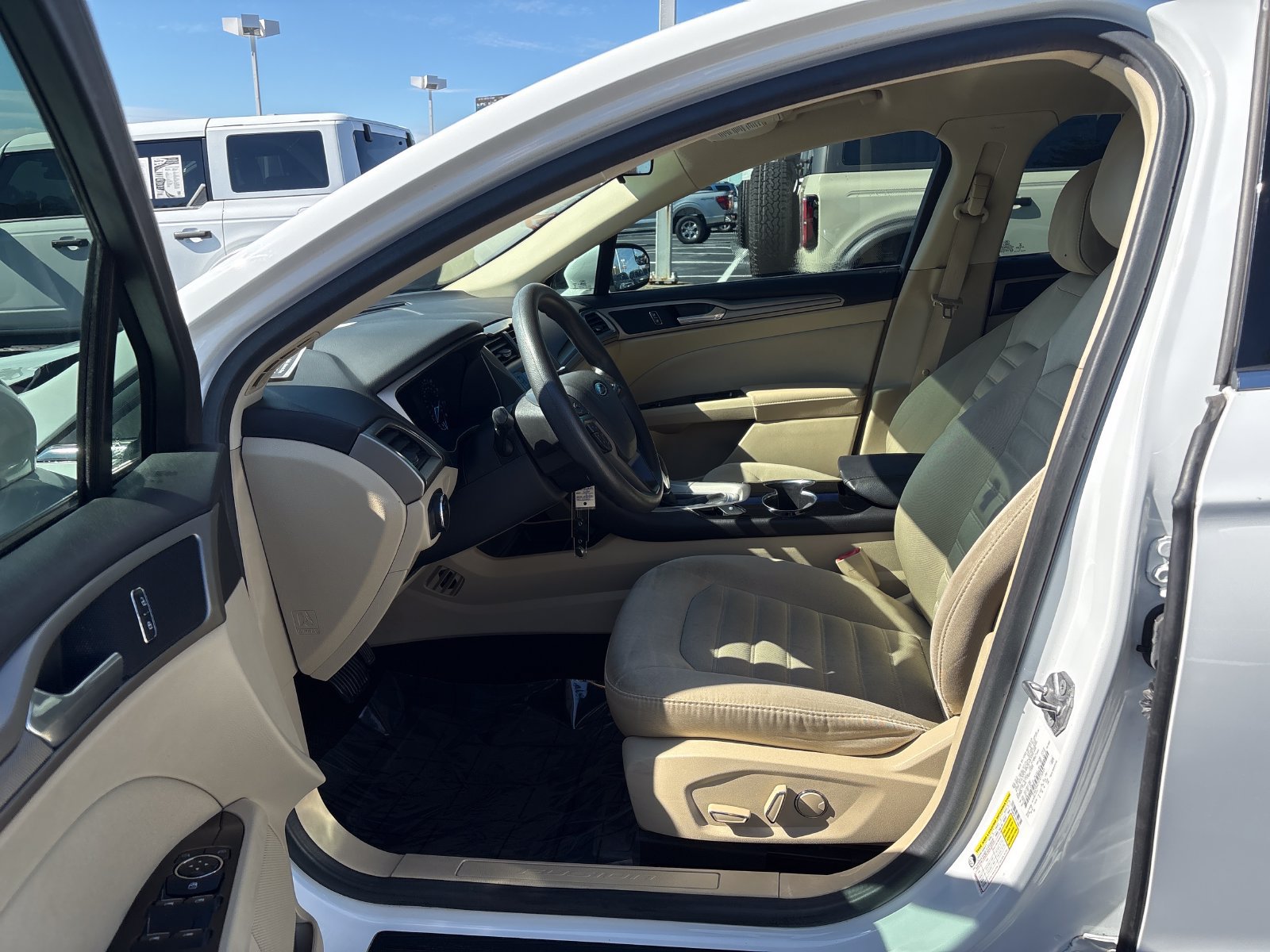 Used 2015 Ford Fusion SE FWD image 10