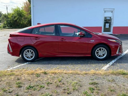 Used 2017 Toyota Prius Prime Premium w/ Carpet Mat Package FWD image 4
