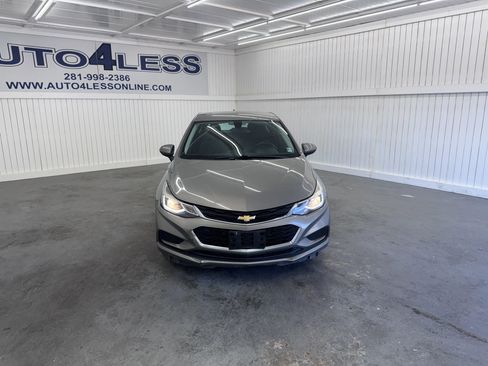 Used 2018 Chevrolet Cruze LT w/ Convenience Package image 2