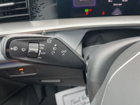 Certified 2025 Volkswagen Tiguan SE AWD/4WD image 17