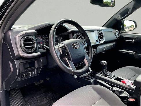 Used 2018 Toyota Tacoma TRD Off-Road w/ Technology Package AWD/4WD image 17