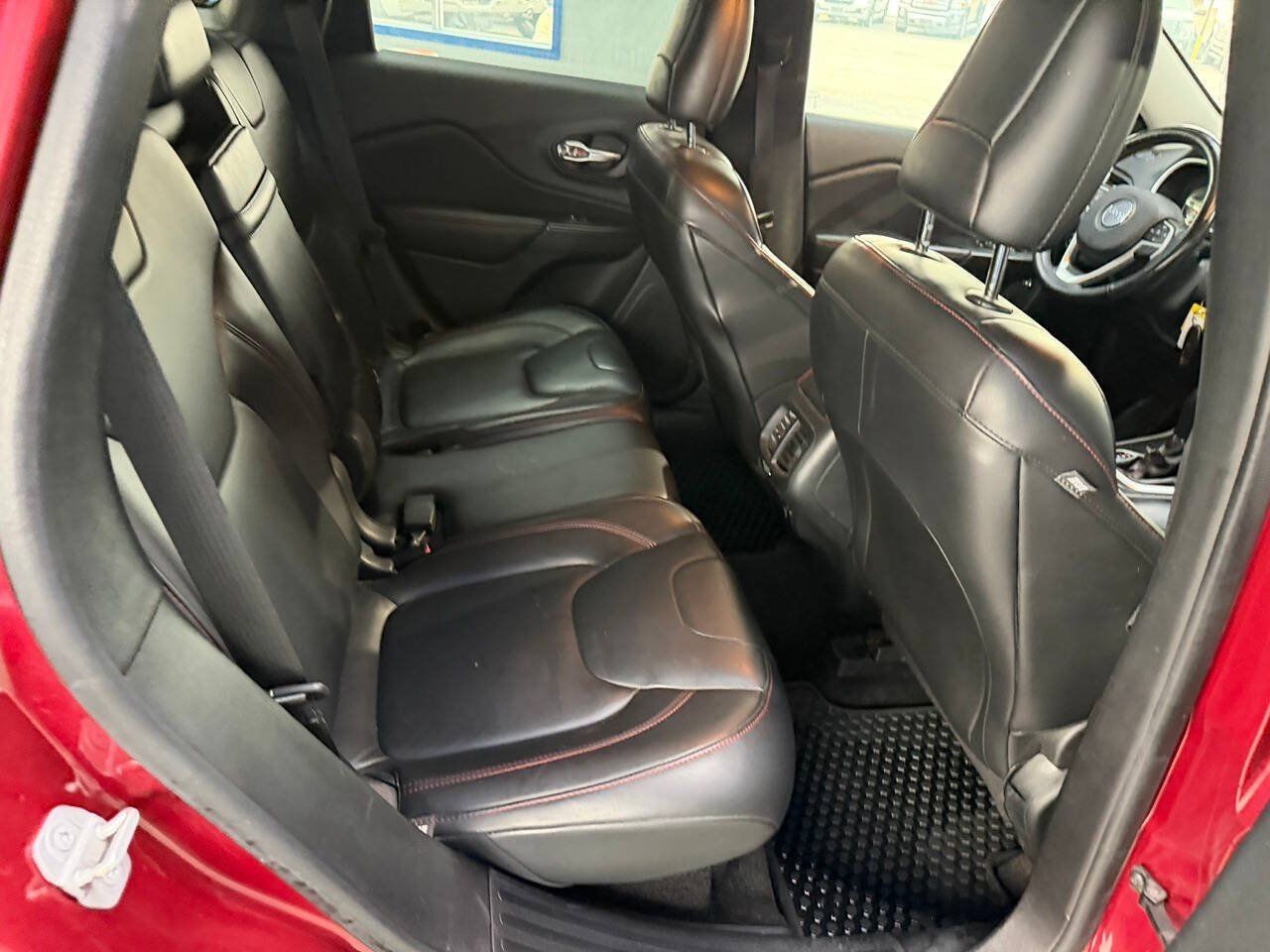 Used 2016 Jeep Cherokee Trailhawk w/ Leather Interior Group AWD/4WD image 18
