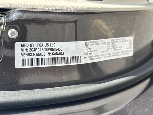 Used 2023 Chrysler Pacifica Touring-L FWD image 28
