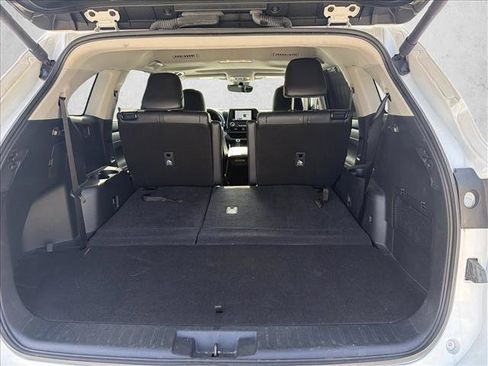 Used 2024 Toyota Highlander XLE FWD image 21