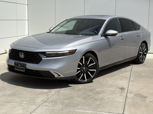 Used 2023 Honda Accord Touring image 2