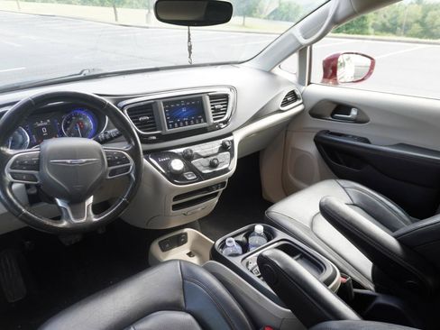 Used 2020 Chrysler Pacifica Touring-L FWD image 14