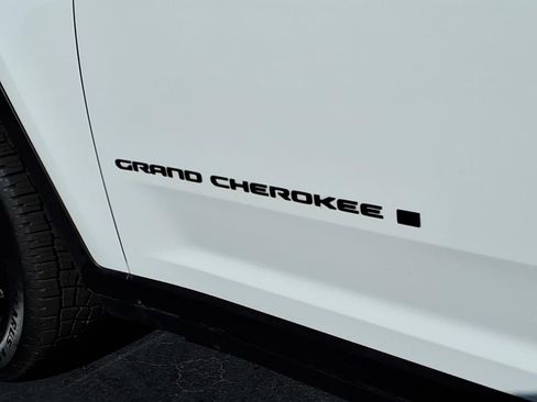 Used 2023 Jeep Grand Cherokee L Laredo image 9