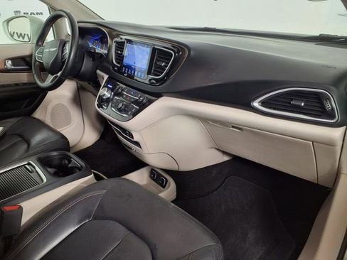 Used 2017 Chrysler Pacifica Touring-L Plus w/ Tire & Wheel Group FWD image 21