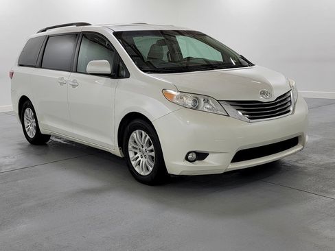 Used 2015 Toyota Sienna XLE Premium image 2
