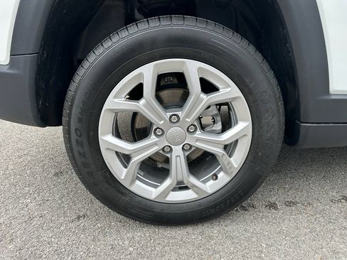 Used 2024 Jeep Compass Latitude image 33