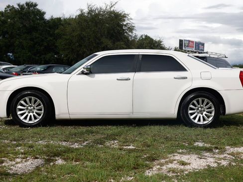 Used 2010 Chrysler 300 Touring RWD image 3