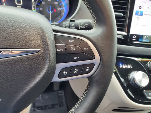 Used 2023 Chrysler Pacifica Touring-L FWD image 17