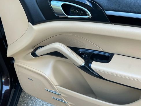 Used 2014 Porsche Cayenne Platinum Edition image 22