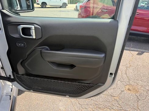 Used 2024 Jeep Wrangler Unlimited Rubicon AWD/4WD image 32