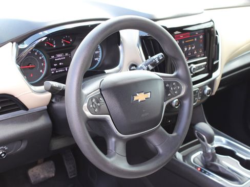 Used 2022 Chevrolet Traverse LS FWD image 11