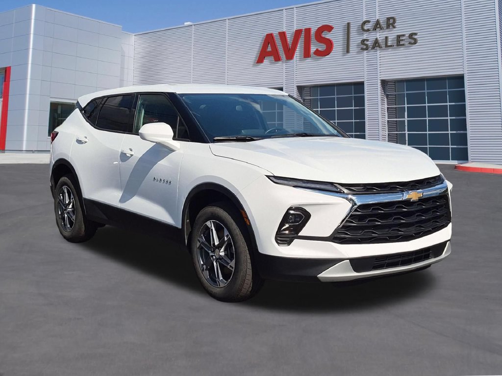 Used 2025 Chevrolet Blazer LT FWD image 3
