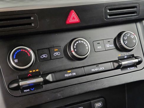 Used 2024 Kia Carnival LX image 16