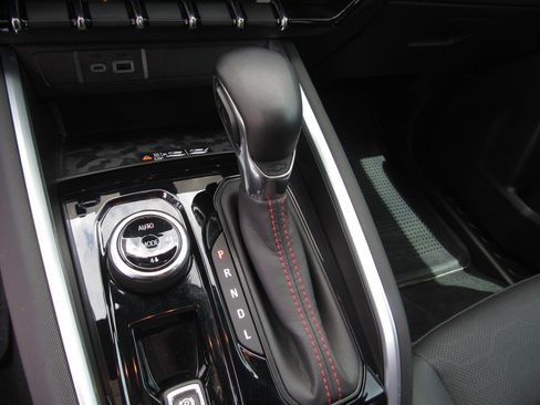 Used 2024 Chevrolet Colorado Z71 w/ Z71 Convenience Package 2 image 19