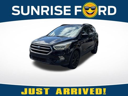 Used 2017 Ford Escape SE w/ SE Sport Appearance Package FWD image 1