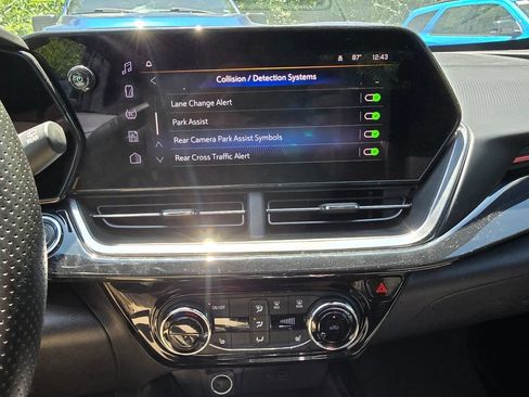 Used 2025 Chevrolet Trax RS w/ Sunroof Package FWD image 22