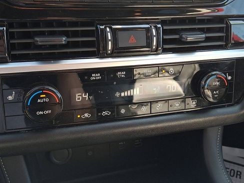 Used 2024 Nissan Pathfinder SL AWD/4WD image 16