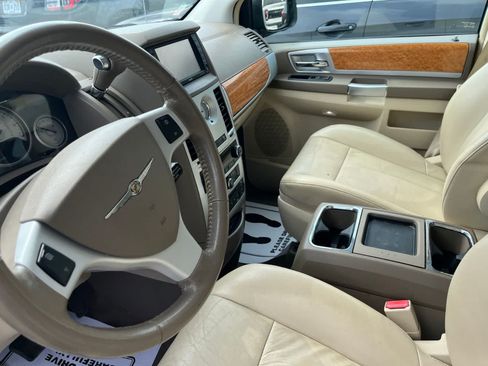 Used 2010 Chrysler Town & Country Limited w/ Entertainment Group #3 FWD image 26