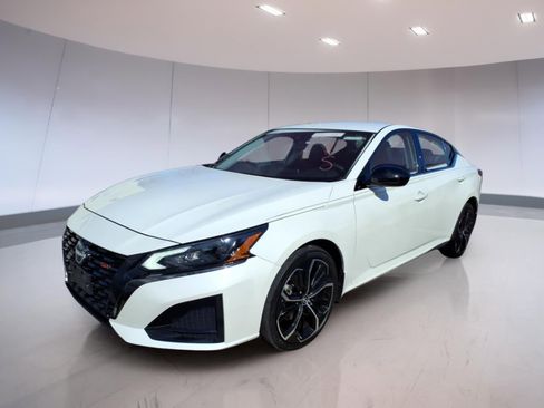 Used 2023 Nissan Altima 2.5 SR image 2