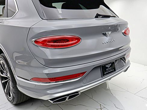 Used 2024 Bentley Bentayga Extended Wheelbase AWD/4WD image 15